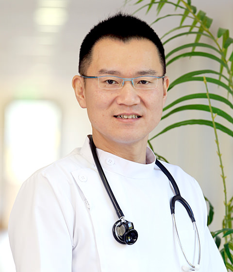 写真:院長 岩崎 拓也(いわさき たくや)